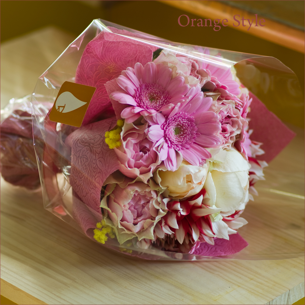 還暦にピンクに赤をほんのり入れて贈る花束 おしゃれなフラワーギフトやお供え花や胡蝶蘭